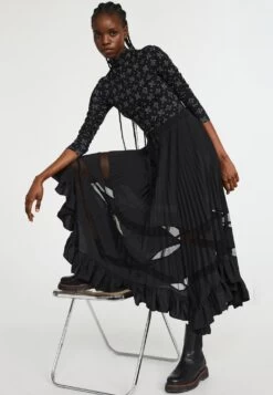 CLAUDIE PIERLOT Seloda - Jupe Crayon - Noir 22 CLAUDIE PIERLOT Seloda - Jupe Crayon - Noir -Claudie Pierlot Mode 007ff605e29544989109ace51737b6dd