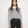 CLAUDIE PIERLOT Trocadero - T-Shirt À Manches Longues - Ecru 2 CLAUDIE PIERLOT Trocadero - T-Shirt À Manches Longues - Ecru -Claudie Pierlot Mode 13f7118c46c44ba787504cbbb22a366b