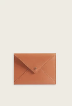 CLAUDIE PIERLOT Pochette Enveloppe Cuir Camel